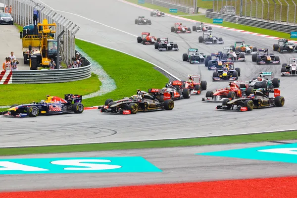 SEPANG, MALASIA - 10 DE ABRIL: Coches en pista en la carrera de Fórmula 1 — Foto de Stock