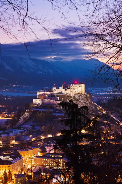 Salzburgo y el castillo de Hohensalzburg al atardecer - Austria —  Fotos de Stock