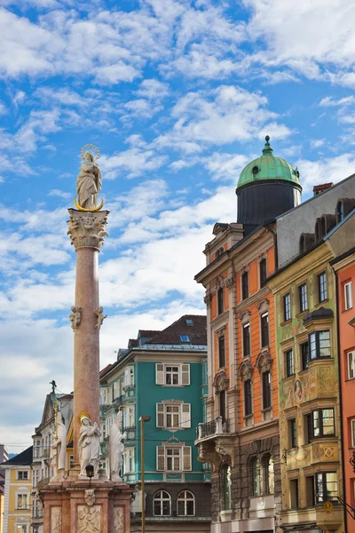Estatua de Nuestra Señora en el casco antiguo de Innsbruck Austria — Foto de Stock