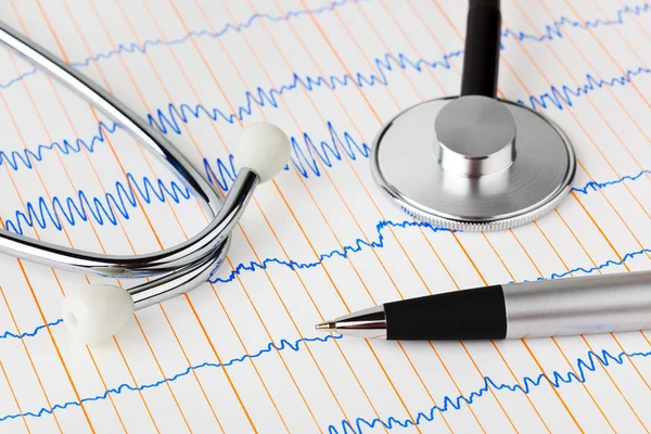 Stetoskop och penna på EKG — Stockfoto