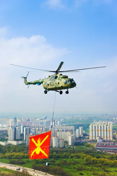Helicopter with military flag over Moscow at parade of victory d — Stock Photo, Image