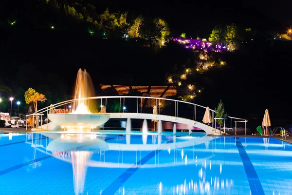 Бассейн и фонтан ночью — стоковое фото