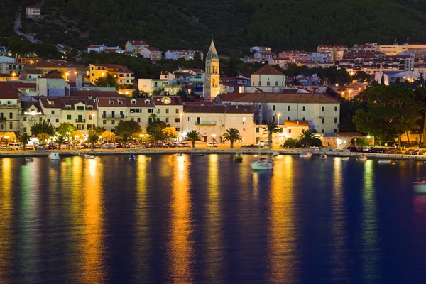 Stadt Makarska in Kroatien bei Nacht — Stockfoto