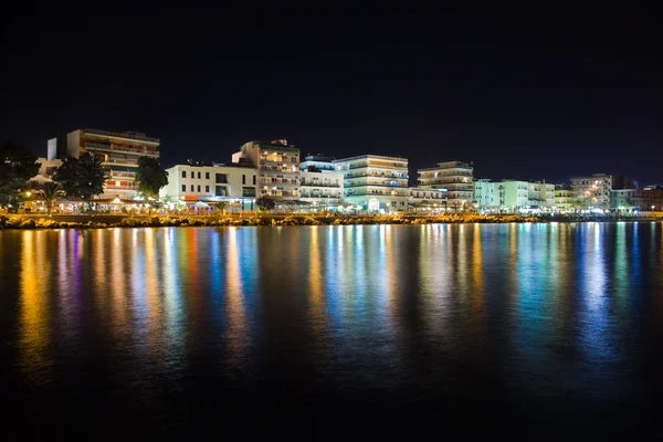 Miasta loutraki w Grecji w nocy — Zdjęcie stockowe