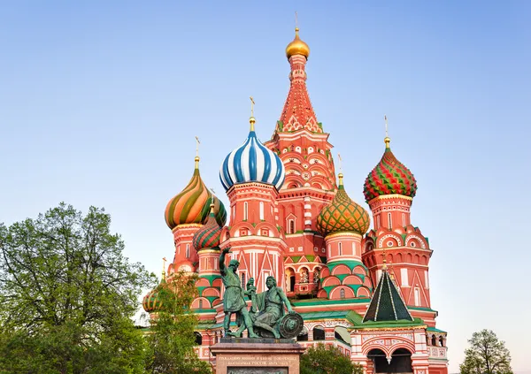 Catedral de San Basilio en la Plaza Roja, Moscú al atardecer — Foto de Stock
