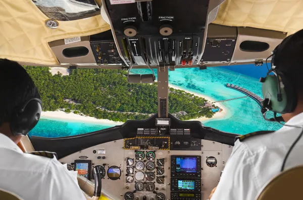 Piloterna i cockpit planet och ön — Stockfoto