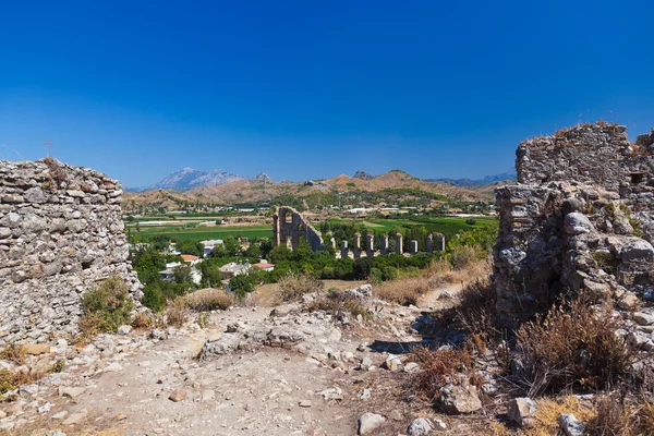 Akvedukten vid aspendos i antalya Turkiet — Stockfoto
