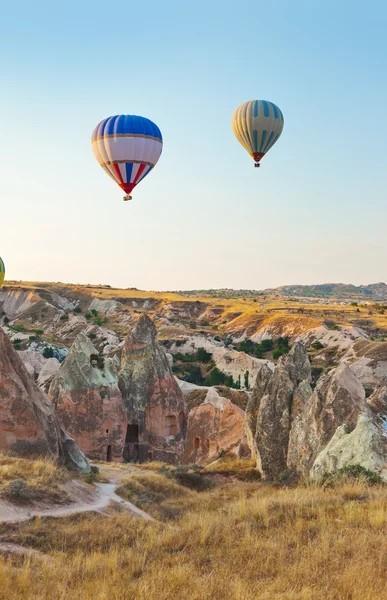 Balão de ar quente sobrevoando a Capadócia Turquia — Fotografia de Stock