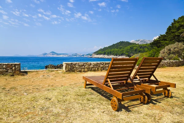 Krzesła na plaży w dubrovnik, Chorwacja — Zdjęcie stockowe