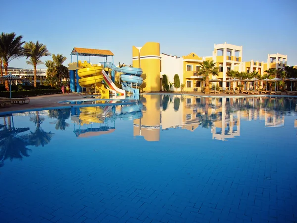 Hermoso hotel resort con piscina y toboganes acuáticos —  Fotos de Stock