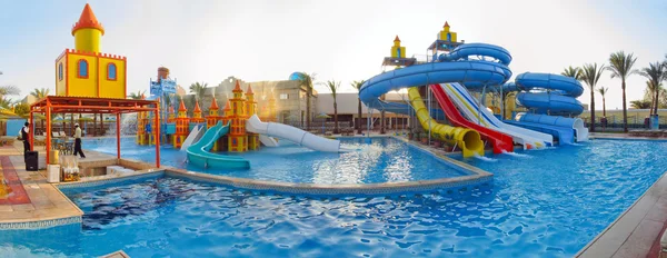 Panorama aquapark sliders, parque aquático, parque aquático — Fotografia de Stock