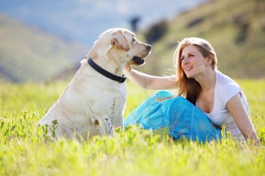 Köpeğiyle birlikte genç bir kadın.