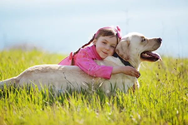 Criança feliz brincando com cão — Fotografia de Stock