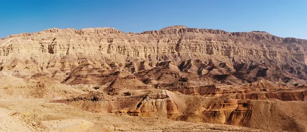 Okraj zdi malý kráter (Machteš Katan) v Negevské poušti — Stock fotografie