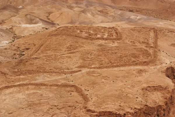 Scavi dell'antico accampamento romano vicino alla fortezza di Masada nel deserto — Foto Stock