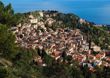 Roma Tiyatrosu ve monte tauro Sicilya, İtalya'dan deniz görünümü oftaormina beldesi