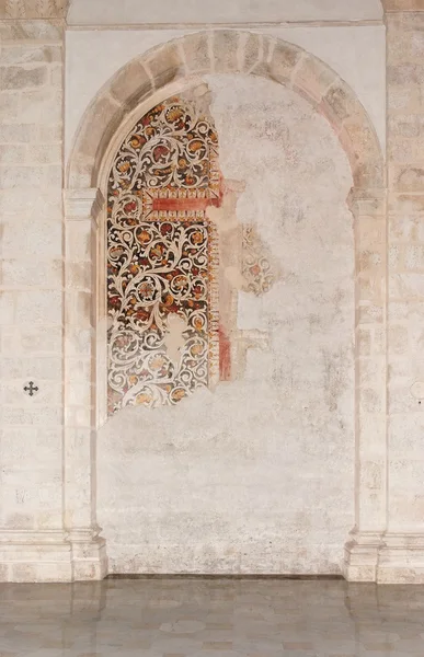Půlkruhový výklenek s freskou zůstává v středověký kostel — Stock fotografie