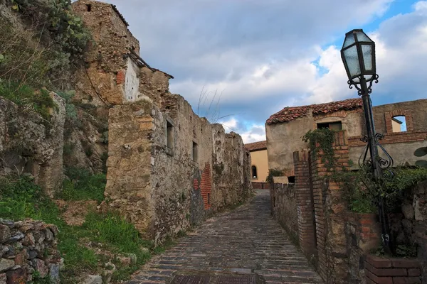 Rua medieval pavimentada com casa arruinada na vila de Savoca, Sicília — Fotografia de Stock