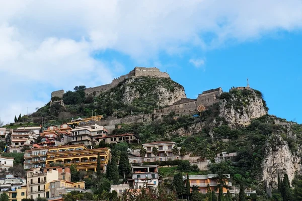 Monte tauro met Saraceense kasteel en klooster boven taormina in Sicilië — Stockfoto