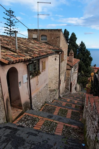 Pequena rua na cidade siciliana de Taormina descendente para o mar — Fotografia de Stock