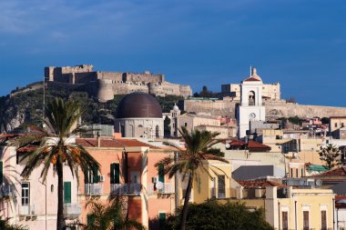 milazzo şehri Sicilya, İtalya'nın denizden göster