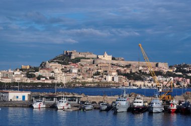 milazzo şehri Sicilya, İtalya'nın denizden göster