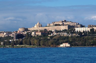 milazzo şehri Sicilya, İtalya'nın denizden göster