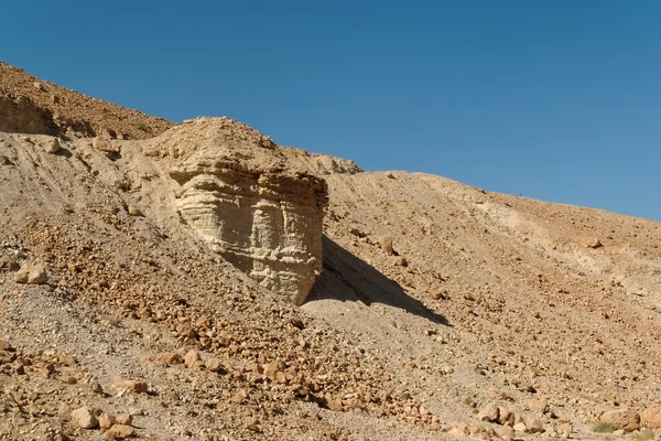 死海の近くの石の砂漠で風光明媚な岩 — ストック写真