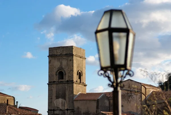 Chiesa medievale e lanterna di strada al tramonto — Foto Stock