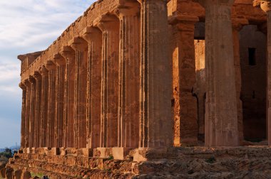 Colonnade antik concordia tapınağın günbatımında agrigento, Sicilya, İtalya