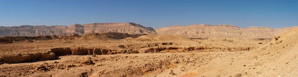 Makhtesh katan negev Çölü'nde doğal çöl peyzaj — Stok fotoğraf