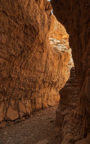 Fenda estreita entre duas rochas no desfiladeiro do deserto — Fotografia de Stock