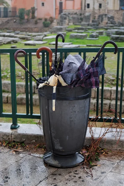 Trash bin full of broken umbrellas — Stock Photo, Image