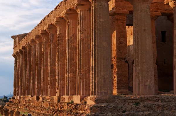 在日落时的阿格里琴托，西西里岛，意大利古代康科迪亚寺的柱廊 — 图库照片