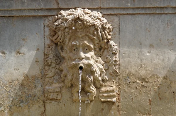 Śmieszne mascaron twarz na fontannie w alhambra — Zdjęcie stockowe
