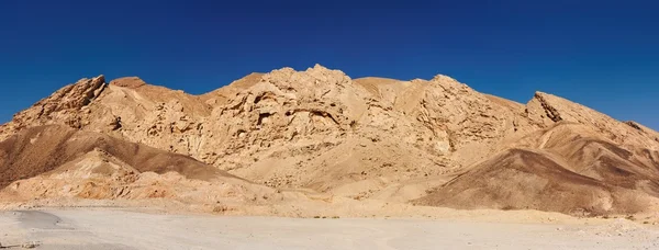 Мальовнича вивітрена жовта скеля в кам'яній пустелі — стокове фото