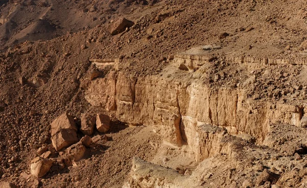 Verweerde gebarsten muur van woestijn canyon — Stockfoto