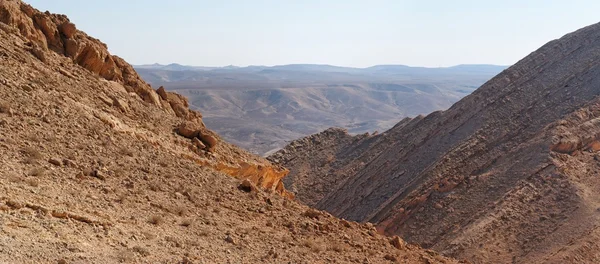 Desfiladeiro na Grande Cratera (Makhtesh Gadol) no deserto de Negev em Israel — Fotografia de Stock