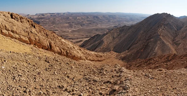 在大坑 (Makhtesh 加多尔) 在以色列的 N 大翅岭 — 图库照片