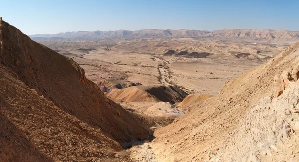 Ущелина у великий кратер (Makhtesh Gadol) у пустелі Ізраїлю — стокове фото