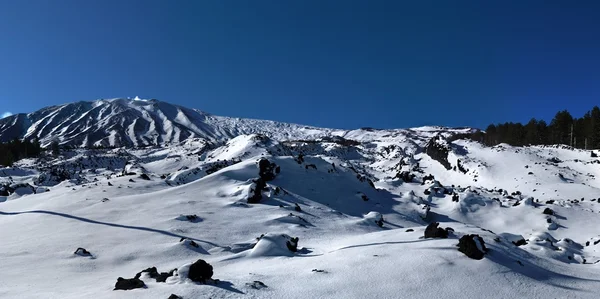 Лавовое поле покрыто снегом на вулкане Этна, Сицилия — стоковое фото
