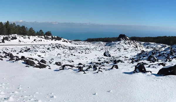 Etna yanardağı, Sicilya kar ile kaplı lav alanı — Stok fotoğraf