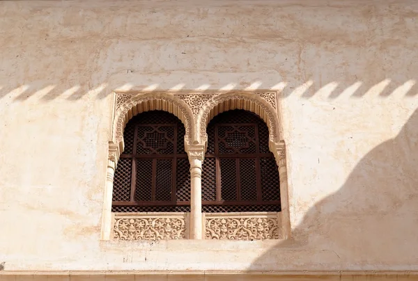 Finestra ad arco nel palazzo dell'Alhambra a Granada, Spagna — Foto Stock