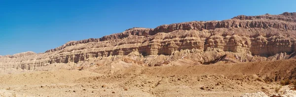 在以色列的内盖夫沙漠中的 Makhtesh 坦陨石坑的边缘壁 — 图库照片