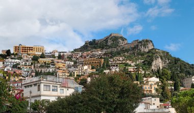 taormina Sicilya yukarıda saracen Kalesi ile dağ