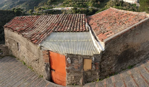 Старый бедный дом в деревне Савока в Сицилии, Италия — стоковое фото
