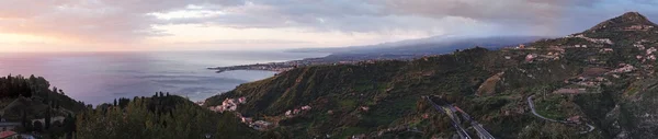 Panorama dell'alba della baia di Taormina in Sicilia — Foto Stock