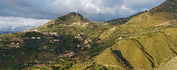 Panorama das colinas perto de Taormina, na Sicília, Itália — Fotografia de Stock