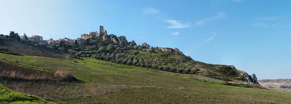 Ruiny średniowiecznego zamku na wzgórzu na Sycylii, Włochy — Zdjęcie stockowe