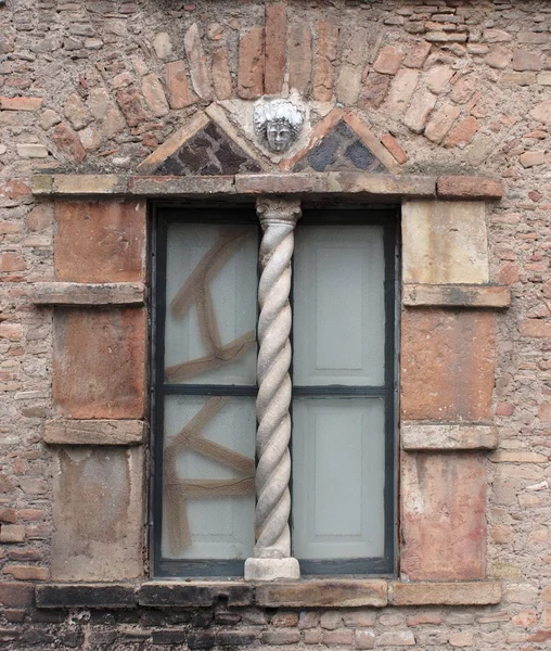 Eski ortaçağ evin kırık pencere — Stok fotoğraf